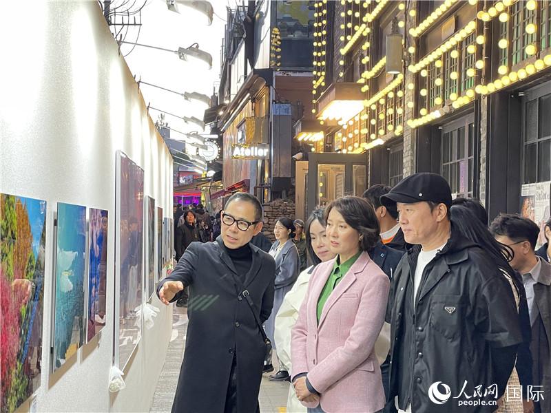 韓國中小風險企業(yè)部長官李永參觀梨泰院街頭藝術展。實習生 許鵬飛攝