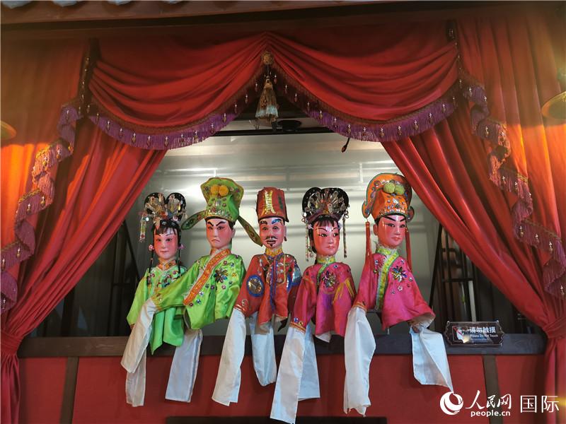 3D公仔戲臺(tái)。人民網(wǎng)記者 符園園攝