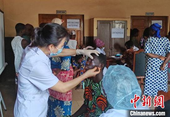 義診現(xiàn)場?！≈袊?寧夏)第26批援貝寧醫(yī)療隊 供圖