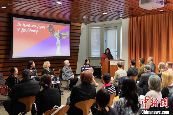 4月11日，紐約市立大學(xué)麥考利榮譽(yù)學(xué)院院長(zhǎng)達(dá)拉·伯恩主持劉士銘雕塑作品《想飛的人》收藏揭幕儀式。　劉士銘藝術(shù)基金會(huì) 供圖