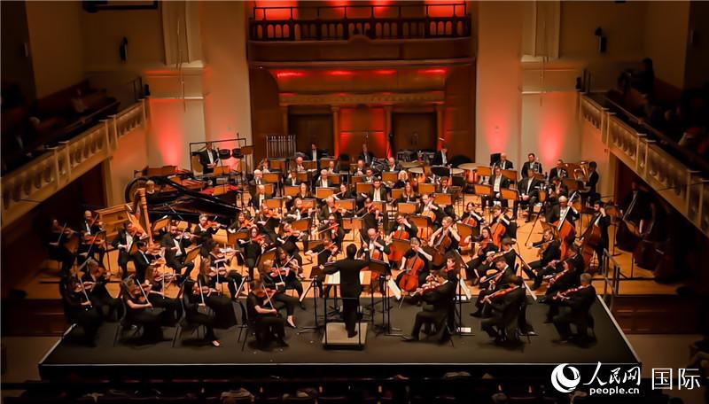 “東西之間”交響音樂會(huì)在倫敦舉辦。人民網(wǎng) 郭錦標(biāo)攝