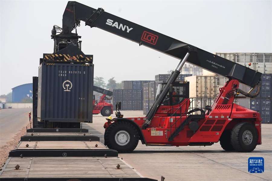 4月15日，老中鐵路有限公司的工人在老撾萬(wàn)象南站裝載貨物。萬(wàn)象南站是中老鐵路老撾段主要貨運(yùn)站，靠近老撾與泰國(guó)邊境。因其獨(dú)特的地理位置和物流轉(zhuǎn)運(yùn)配送區(qū)位優(yōu)勢(shì)，萬(wàn)象南站成為中老泰等國(guó)貨物中轉(zhuǎn)的“旱碼頭”。新華社記者 邢廣利 攝