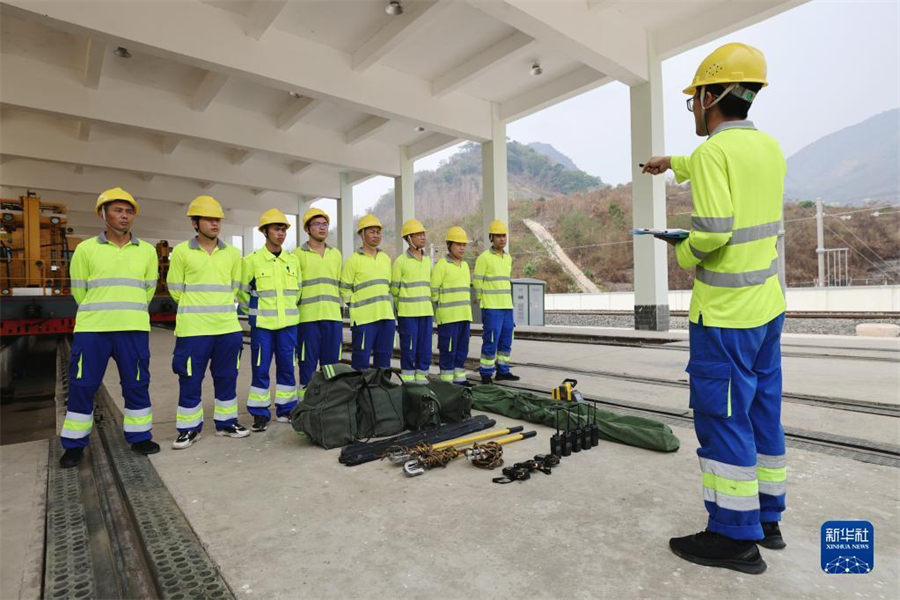 4月17日，瑯勃拉邦維保管理中心的工人在老撾瑯勃拉邦站附近進(jìn)行接觸網(wǎng)維修保養(yǎng)演練?，槻罹S保管理中心由中國(guó)鐵路昆明局集團(tuán)公司普洱基礎(chǔ)設(shè)施段按異地車間管理，根據(jù)昆明鐵路局與老中鐵路有限公司簽訂的中老鐵路固定設(shè)備維管合同，負(fù)責(zé)老撾境內(nèi)磨丁至萬象南段工務(wù)、供電、信號(hào)等固定設(shè)備養(yǎng)護(hù)維修及管理工作。新華社記者 邢廣利 攝