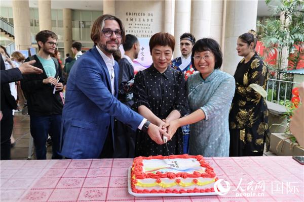 活動現(xiàn)場，田敏總領(lǐng)事與里約天主教大學(xué)孔子學(xué)院中外方院長共同切蛋糕祝賀中文日活動成功舉辦。人民網(wǎng)記者時元皓 攝