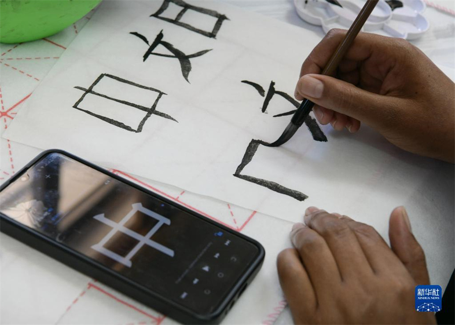 4月18日，肯尼亞學(xué)生在內(nèi)羅畢大學(xué)孔子學(xué)院舉辦的活動上寫毛筆字?？夏醽唭?nèi)羅畢大學(xué)孔子學(xué)院18日舉辦“中文，增進(jìn)文明對話”主題活動，慶祝即將到來的第14個聯(lián)合國中文日?？夏醽唽W(xué)生參與互動，進(jìn)行書法、剪紙、唱中文歌等活動。新華社記者 韓旭 攝