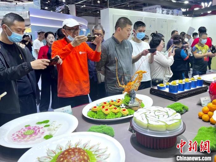 游客對(duì)展品充滿興趣?！⊥糨W文 攝