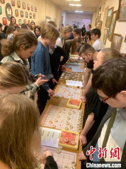 4月21日，莫斯科國立語言大學孔子學院附屬中學舉辦“國際中文日”活動，學生們學習中國象棋。　莫斯科國立語言大學孔子學院 供圖