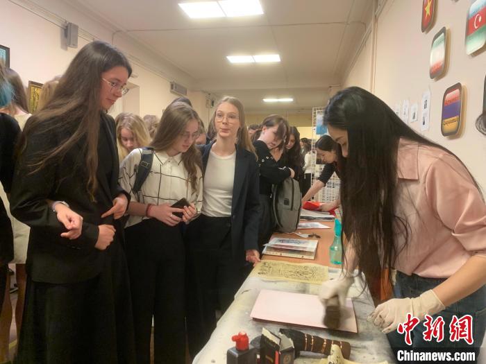 4月21日，莫斯科國立語言大學孔子學院附屬中學舉辦“國際中文日”活動，學生們體驗雕版印刷?！∧箍茋⒄Z言大學孔子學院 供圖