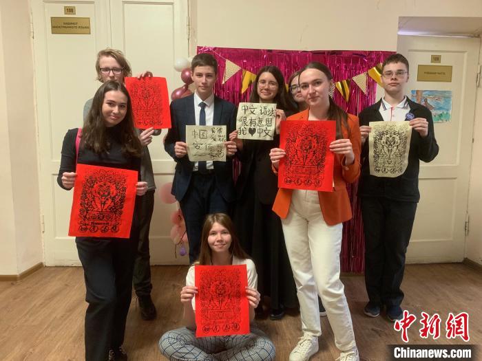 4月21日，莫斯科國立語言大學孔子學院附屬中學舉辦“國際中文日”活動，學生們展示自己的學習成果?！∧箍茋⒄Z言大學孔子學院 供圖