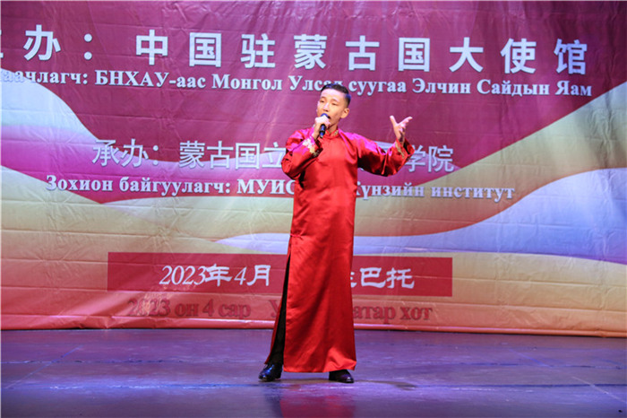 一等獎(jiǎng)選手賀希格中學(xué)的包勒爾德表演貫口《玲瓏塔》。蒙古國(guó)立大學(xué)孔子學(xué)院供圖