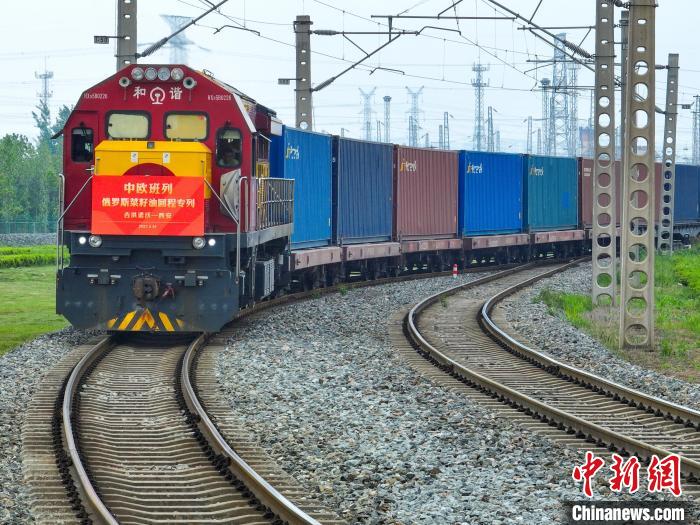 中歐班列長安號俄羅斯菜籽油回程石羊集團專列順利抵達西安國際港站?！∥靼矅H港務區(qū)供圖