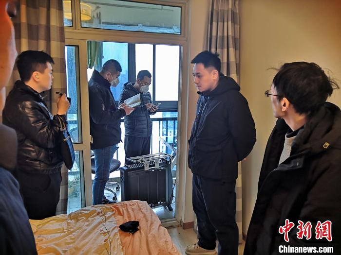 丹東市公安局民警抓捕犯罪嫌疑人，在其家中進行搜查?！〉|市公安局供圖