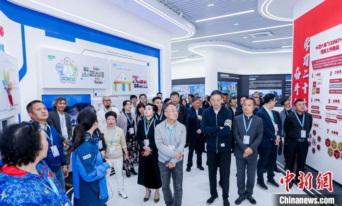 僑商、僑胞們考察金漪湖科創(chuàng)智造平臺重大基礎(chǔ)設(shè)施項目?！≈鬓k方供圖