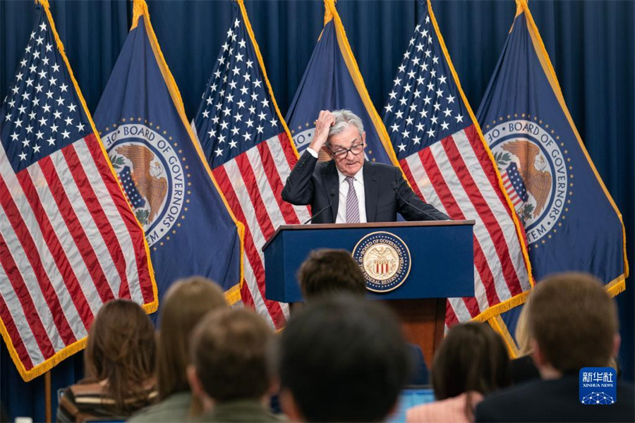 5月3日，美國(guó)聯(lián)邦儲(chǔ)備委員會(huì)主席鮑威爾在華盛頓出席新聞發(fā)布會(huì)。美國(guó)聯(lián)邦儲(chǔ)備委員會(huì)3日結(jié)束為期兩天的貨幣政策會(huì)議，宣布再次將聯(lián)邦基金利率目標(biāo)區(qū)間上調(diào)25個(gè)基點(diǎn)到5%至5.25%之間。新華社記者劉杰攝