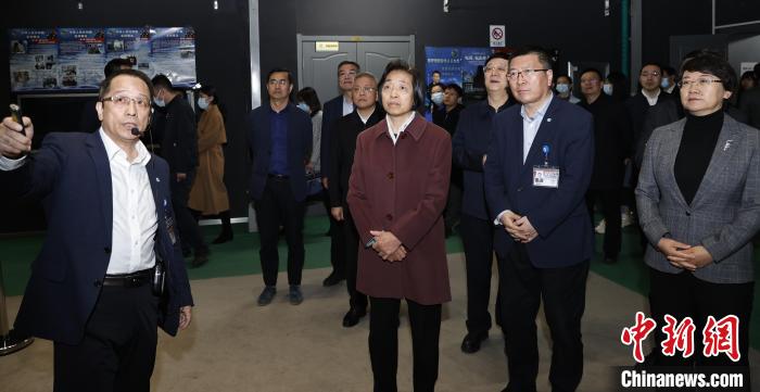 臺盟中央主席蘇輝近日率調(diào)研組赴吉林、遼寧開展重點考察調(diào)研。圖為在中航工業(yè)沈陽飛機設(shè)計研究所調(diào)研?！∨_盟中央供圖