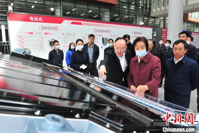 臺盟中央主席蘇輝近日率調(diào)研組赴吉林開展重點考察調(diào)研。圖為在中國第一汽車集團有限公司調(diào)研?！「啐埌?攝