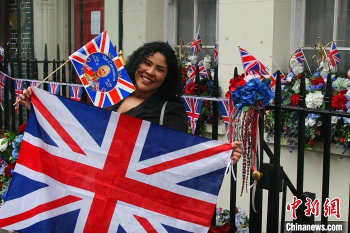 當(dāng)?shù)貢r間5月6日，英國國王查爾斯三世的加冕儀式舉行。圖為前往觀禮區(qū)的民眾?！埰?攝