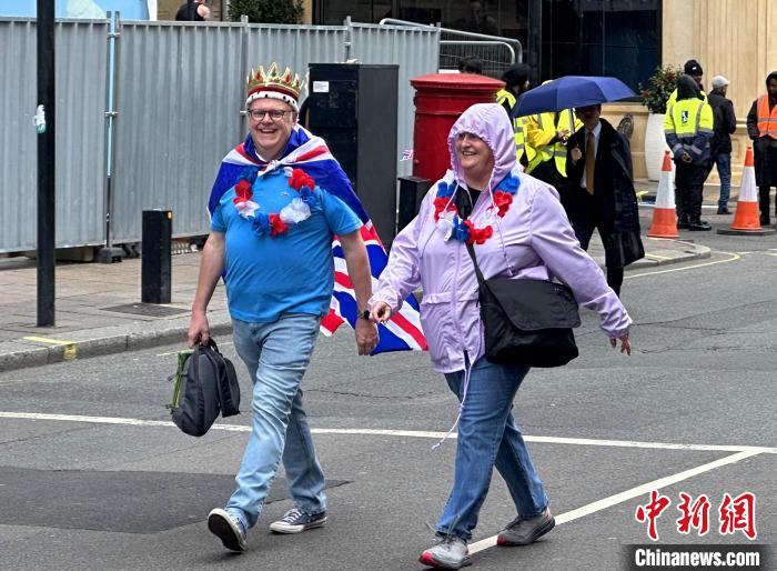 當(dāng)?shù)貢r間5月6日，英國國王查爾斯三世的加冕儀式舉行。圖為前往觀禮區(qū)的民眾。　歐陽開宇 攝