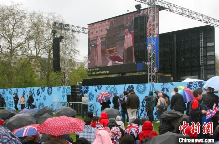 當(dāng)?shù)貢r間5月6日，英國國王查爾斯三世的加冕儀式舉行。民眾雨中觀看儀式?！W陽開宇 攝