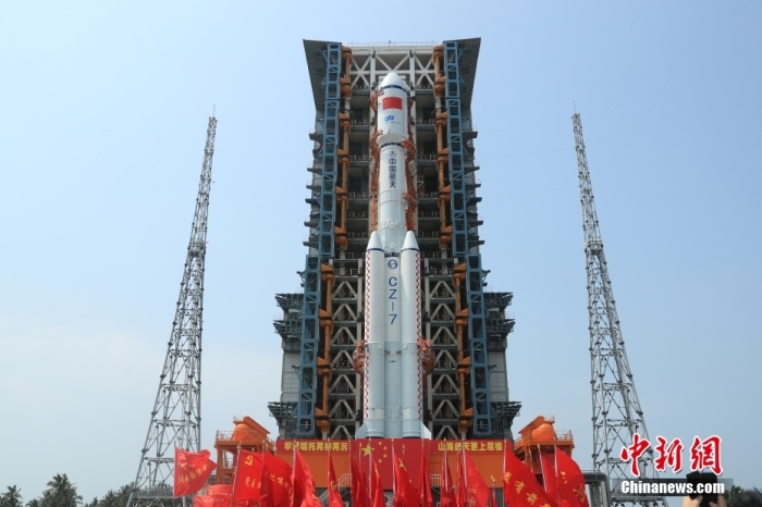 圖為轉(zhuǎn)運(yùn)現(xiàn)場。攝影 邱立軍 黃國暢