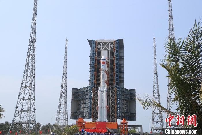 北京時(shí)間5月7日，天舟六號貨運(yùn)飛船與長征七號遙七運(yùn)載火箭組合體垂直轉(zhuǎn)運(yùn)至發(fā)射區(qū)。　邱立軍 黃國暢 攝