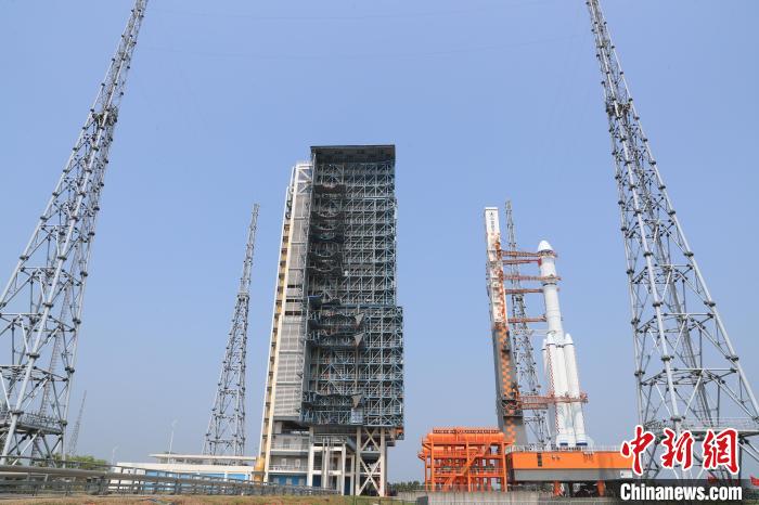 北京時(shí)間5月7日，天舟六號貨運(yùn)飛船與長征七號遙七運(yùn)載火箭組合體垂直轉(zhuǎn)運(yùn)至發(fā)射區(qū)?！∏窳④?黃國暢 攝
