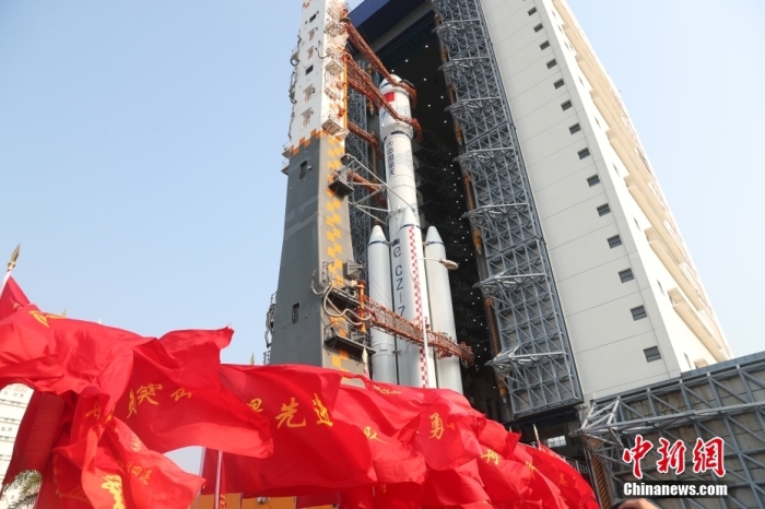 圖為轉(zhuǎn)運(yùn)現(xiàn)場(chǎng)。攝影 邱立軍 黃國(guó)暢