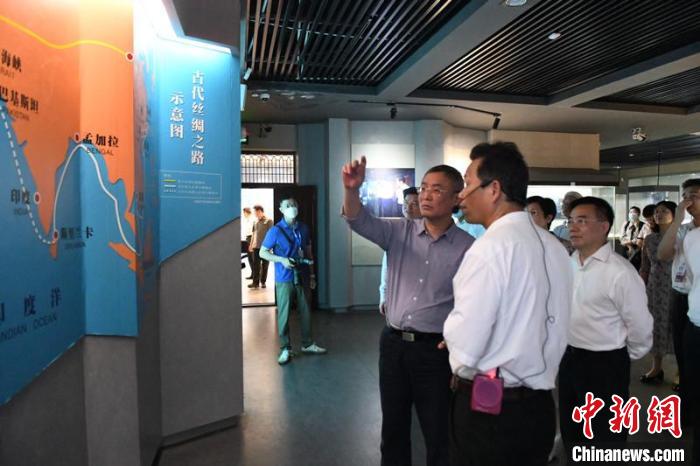 圖為蔡達(dá)峰一行在合浦漢代文化博物館考察?！×趾?攝