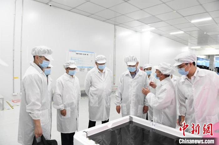 圖為蔡達(dá)峰一行在惠科電子(北海)科技產(chǎn)業(yè)園調(diào)研。　林浩 攝