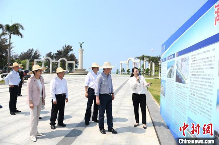 圖為蔡達(dá)峰一行了解北海銀灘景區(qū)改造提升工程情況?！×趾?攝