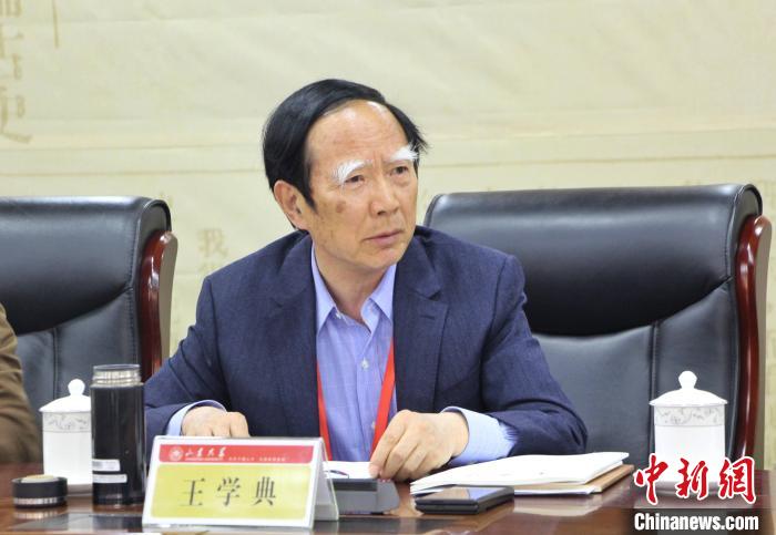 山東大學(xué)儒學(xué)高等研究院執(zhí)行院長(zhǎng)、《文史哲》雜志主編王學(xué)典主持首場(chǎng)主題發(fā)言?！≮w曉 攝