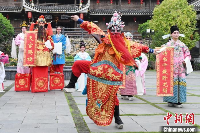 “00后”戲曲演員在楓香瑤寨表演溆浦辰河目連戲?！钊A峰 攝