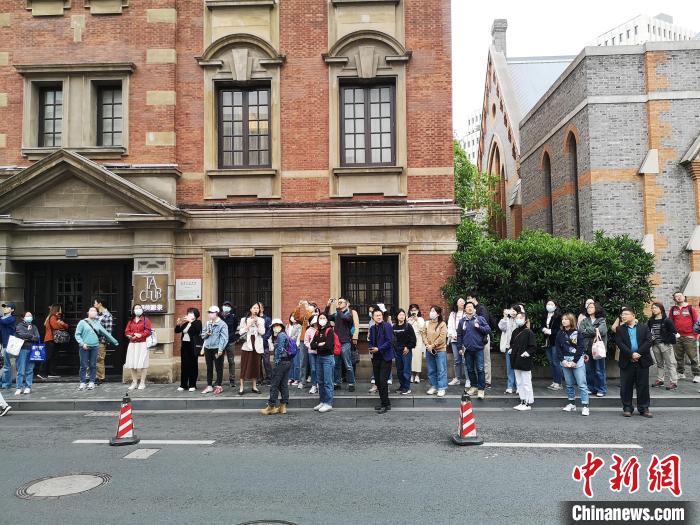 新階層人士走讀“外灘源”?！》队畋?攝