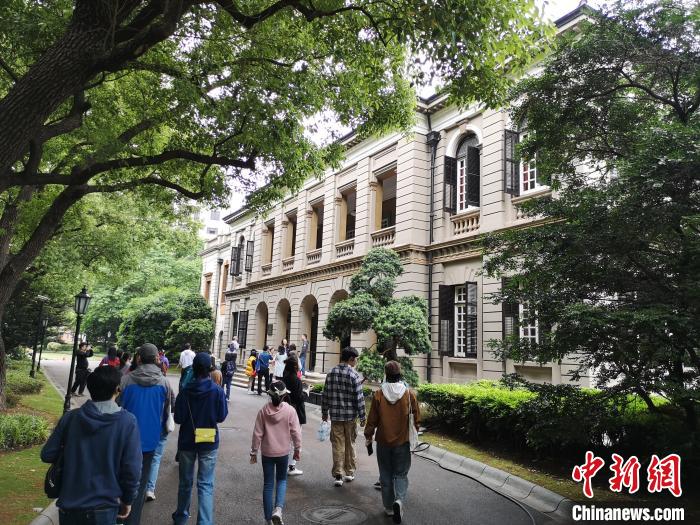 新階層人士參觀英國駐滬領事館。　范宇斌 攝