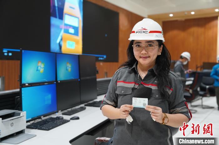 5月8日，客票系統(tǒng)負責人展示樣票。趙玅圓 攝