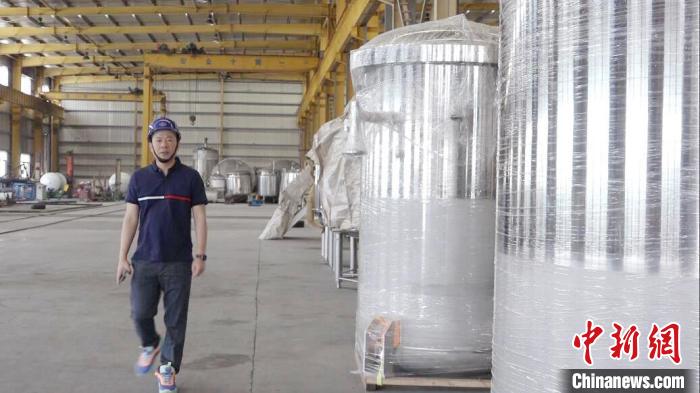 汪光典在不銹鋼罐體生產(chǎn)車間。　張傳明 攝