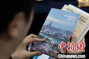 參展觀眾閱讀浙江文旅手冊(cè)?！《≌裾?攝