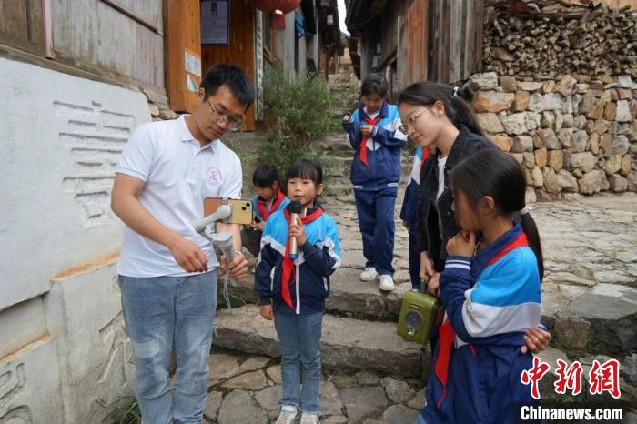 杜曉帆與該中心教師團(tuán)隊(duì)積極探索文化遺產(chǎn)方法論，深耕鄉(xiāng)村遺產(chǎn)領(lǐng)域。　復(fù)旦大學(xué)國土與文化資源研究中心供圖