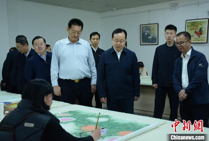 致公黨中央主席蔣作君近日率調(diào)研組赴山東開(kāi)展重點(diǎn)考察調(diào)研。圖為在菏澤市巨野縣書(shū)畫(huà)院調(diào)研?！五?攝