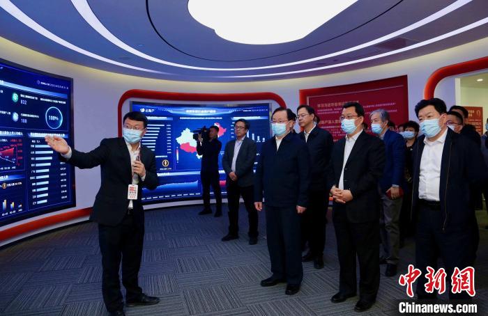 致公黨中央主席蔣作君率調(diào)研組赴天津開(kāi)展重點(diǎn)考察調(diào)研。圖為在云賬戶(hù)共享經(jīng)濟(jì)信息咨詢(xún)有限公司調(diào)研?！⒖∩n 攝