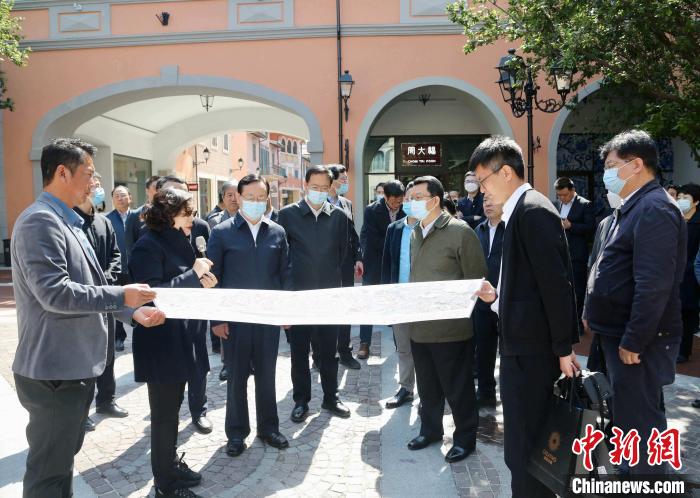 致公黨中央主席蔣作君近日率調(diào)研組赴天津開(kāi)展重點(diǎn)考察調(diào)研。圖為在佛羅倫薩小鎮(zhèn)調(diào)研?！⒖∩n 攝