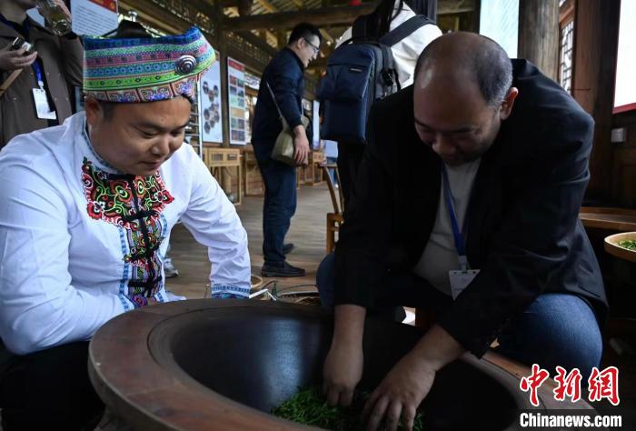 東盟國家媒體記者了解制茶工藝?！堊?攝