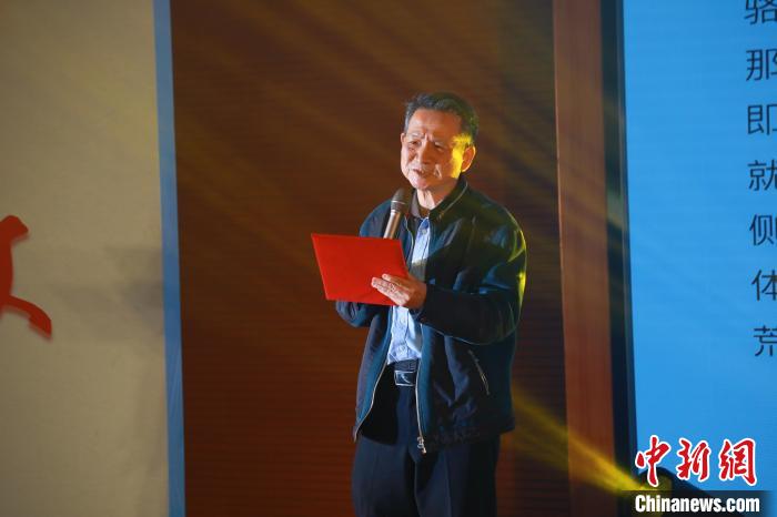 臺灣詩人白靈帶來了一首自創(chuàng)的詩歌《大戈壁》?！￠}南師范大學(xué)供圖