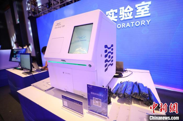 圖為發(fā)布會上展示的科技產品。　雷鍵 攝