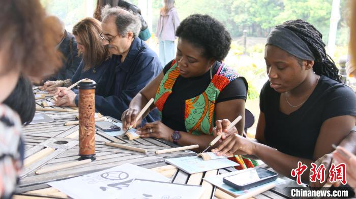 外交官們體驗(yàn)嘉定竹刻?！∪A東師范大學(xué)供圖