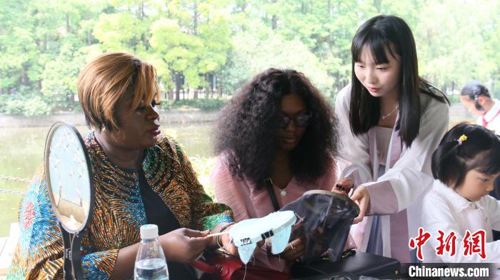 外交官們體驗(yàn)做團(tuán)扇。　華東師范大學(xué)供圖