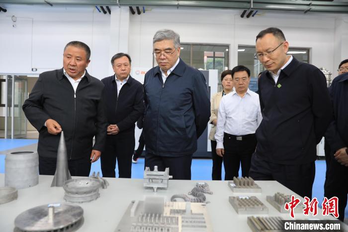 民進(jìn)中央常務(wù)副主席朱永新率調(diào)研組赴四川開展重點(diǎn)考察調(diào)研。圖為在四川工程職業(yè)技術(shù)學(xué)院考察調(diào)研?！∶襁M(jìn)中央供圖