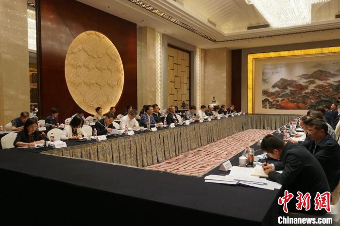 民進(jìn)中央主席蔡達(dá)峰近日率調(diào)研組赴江蘇開展重點(diǎn)考察調(diào)研。圖為在調(diào)研座談會(huì)現(xiàn)場?！∶襁M(jìn)中央供圖