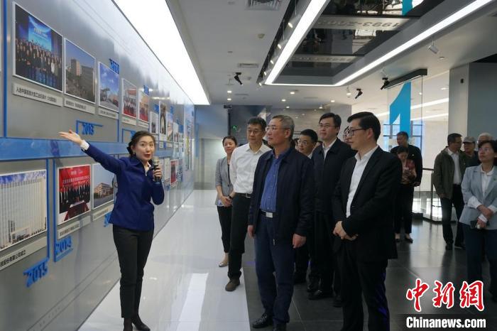 民進(jìn)中央主席蔡達(dá)峰近日率調(diào)研組赴江蘇開展重點(diǎn)考察調(diào)研。圖為在江陰實(shí)地考察雙良集團(tuán)有限公司?！O權(quán) 攝