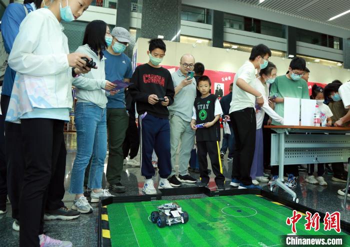 中科院計算所“神計妙算”公眾科學(xué)日活動現(xiàn)場。　中科院計算所 供圖